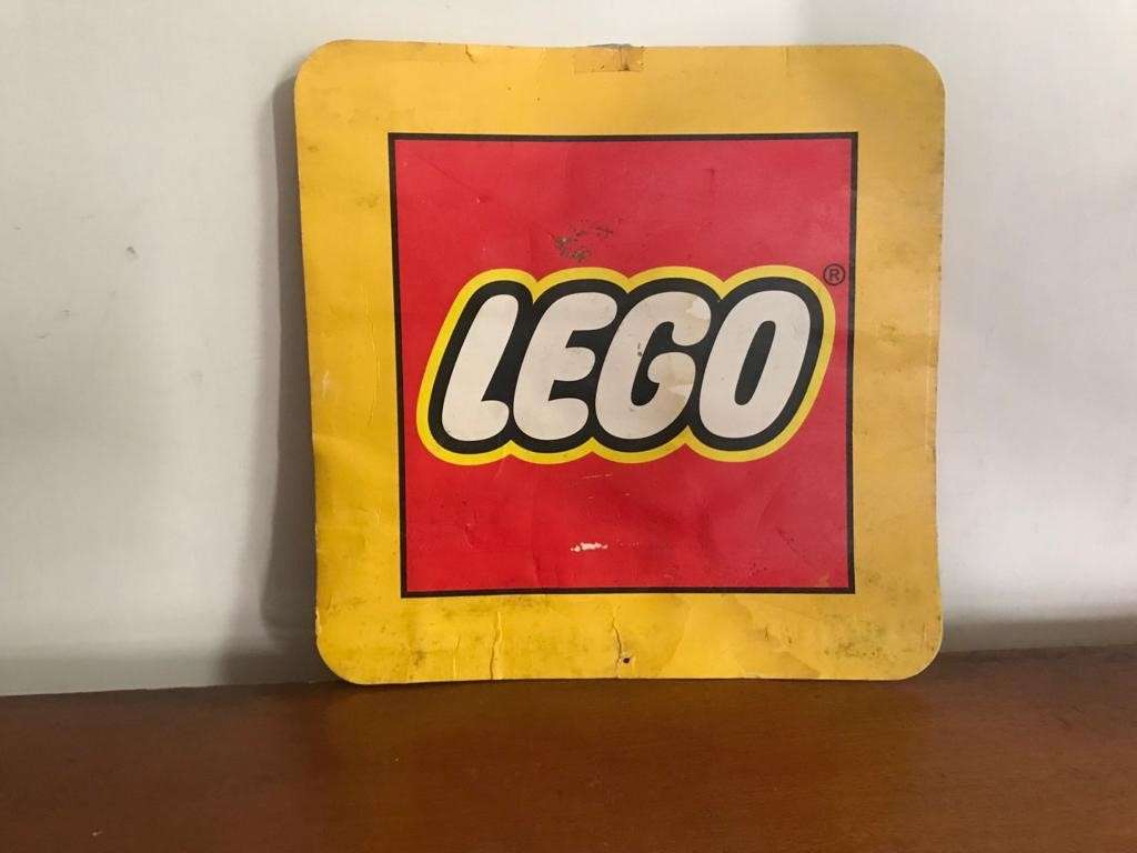 Lego insegna di cartone